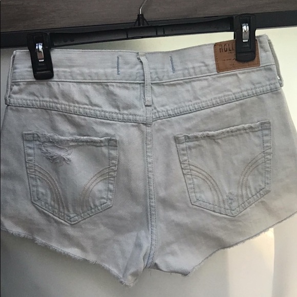 Light Wash Hollister 5-Pocket Distressed Denim Jean Shorts - Picture 8 of 8